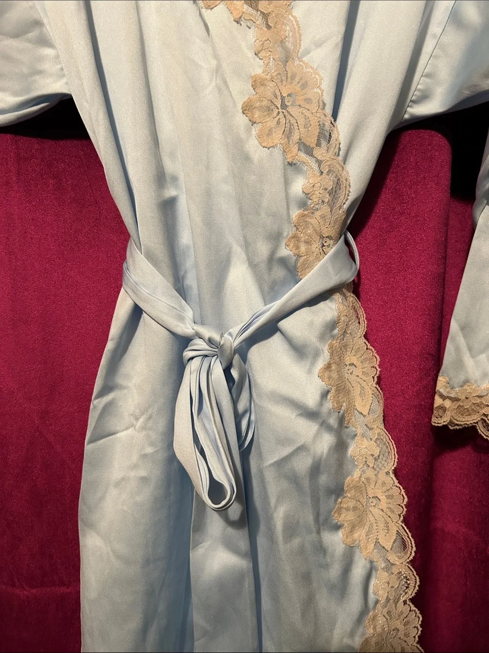 Vintage 1970-1980 Like New Miss Elaine Light Blue Satin Robe w/Cream Lace Trim